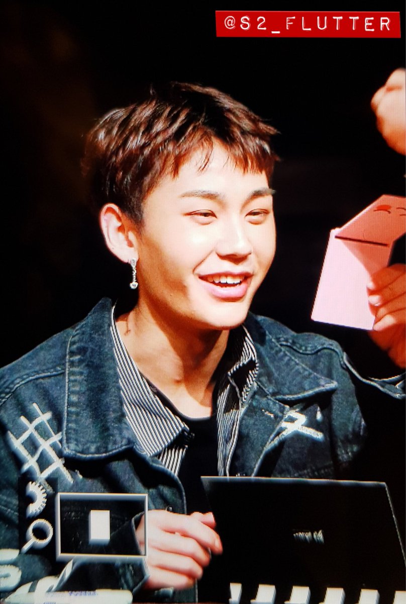 S2_FLUTTER's tweet photo. 180325 압구정 팬사인회 #정일훈 @BTOB_ILL https://t.co/yxEGAE4ugu
