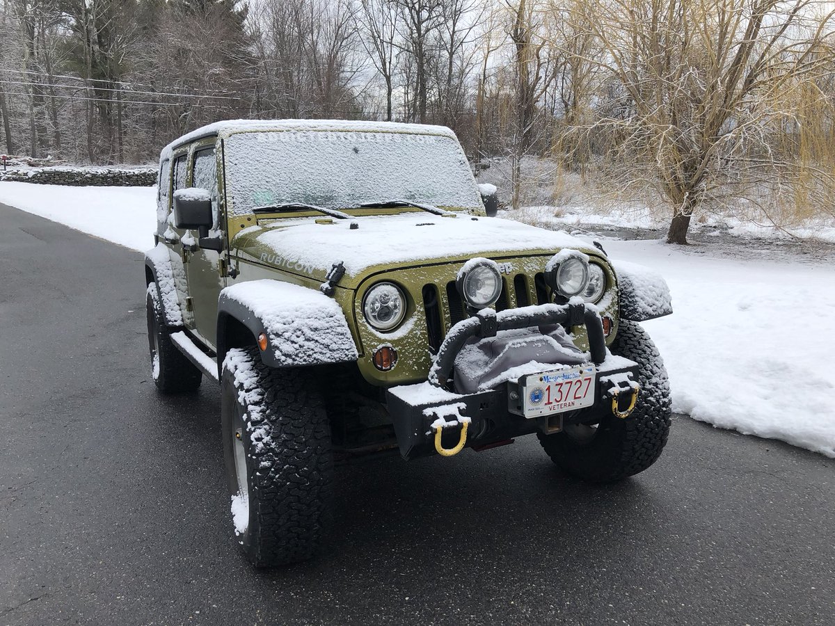 addictedtojeeps's tweet photo. Somebody threw snow all over our #Jeep last night. #StillWaitingForSpring https://t.co/cAoRKWqbz4