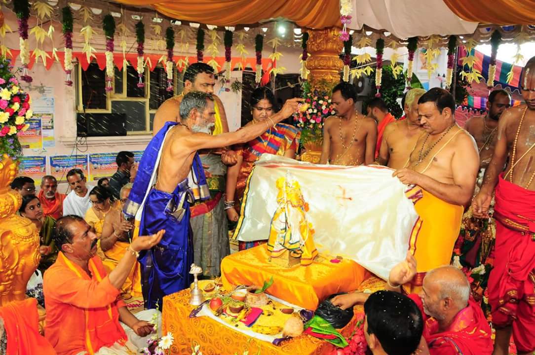 telanganafacts's tweet photo. RT Collector_RSL "వేములవాడ శ్రీ రాజరాజేశ్వర స్వామి వారి ఆలయంలో ఆదివారం కన్నుల పండువగా శ్రీ సీతారామ చంద్ర స్వామి వారి కల్యాణం..
మరిన్ని చిత్రాలు
#SriRamaNavami #vemulawada
#Srrd #Rajannasircilla #LordRama https://t.co/Ncy3Lm8jVG"