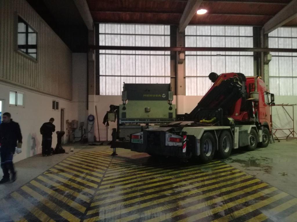 dgmerayo's tweet photo. Instalando la plegadora de 170 T con siete ejes. https://t.co/w9fMKBWQc9