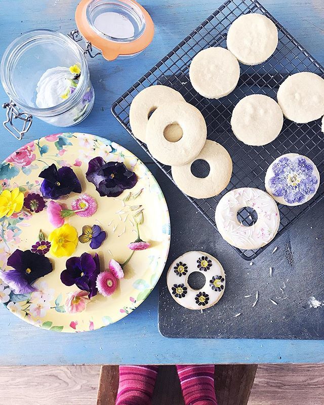 thelistedhome's tweet image. Having a very lovely afternoon decorating the shortbread biscuits I made yesterday with beautiful edible flowers from @delicatelyedible 🌸🌸🌸
.
Feeling LITERALLY full of the joys of spring now that the clocks have gone forward!!! Hurray!! .
We’ve got s… ift.tt/2DSQHdb