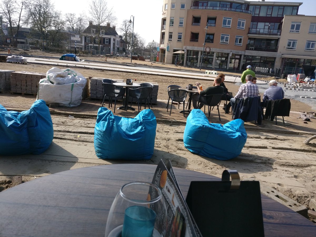 De bestrating mag dan nog niet af zijn, wij knallen het terras gewoon buiten. Wie komt er een drankje in het zonnetje doen?