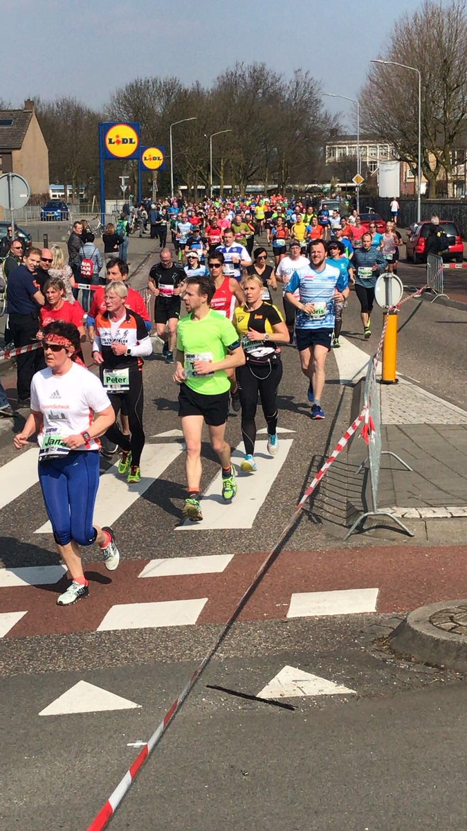 OCEAN_bv's tweet photo. @Venloop @gemeentevenlo: halve marathon in volle gang, veel sfeer en mooi weer! We genieten mee! https://t.co/C3NTQDTTys