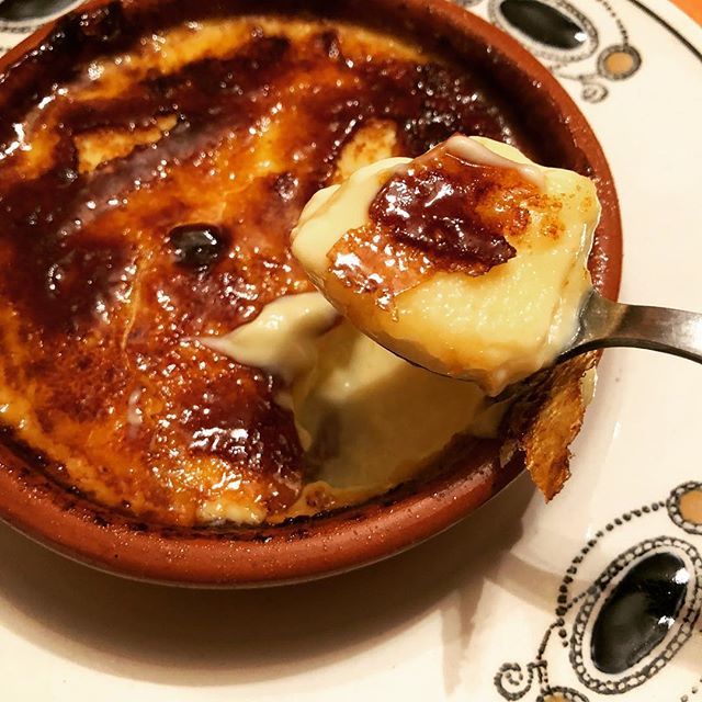 mememoniq's tweet photo. Hier soir c’était de nouveau food surfing à la maison (http://cuisine-meme-moniq/.com/food-surfing-partager-repas-cuisine-de-meme-moniq/ avec cours de cuisine. En plat de notre menu traditionnel français : des crèmes brûlées #creme #cremebrulee #cremecatalane #dessert #cuisi… https://t.co/maiPTtrWUu