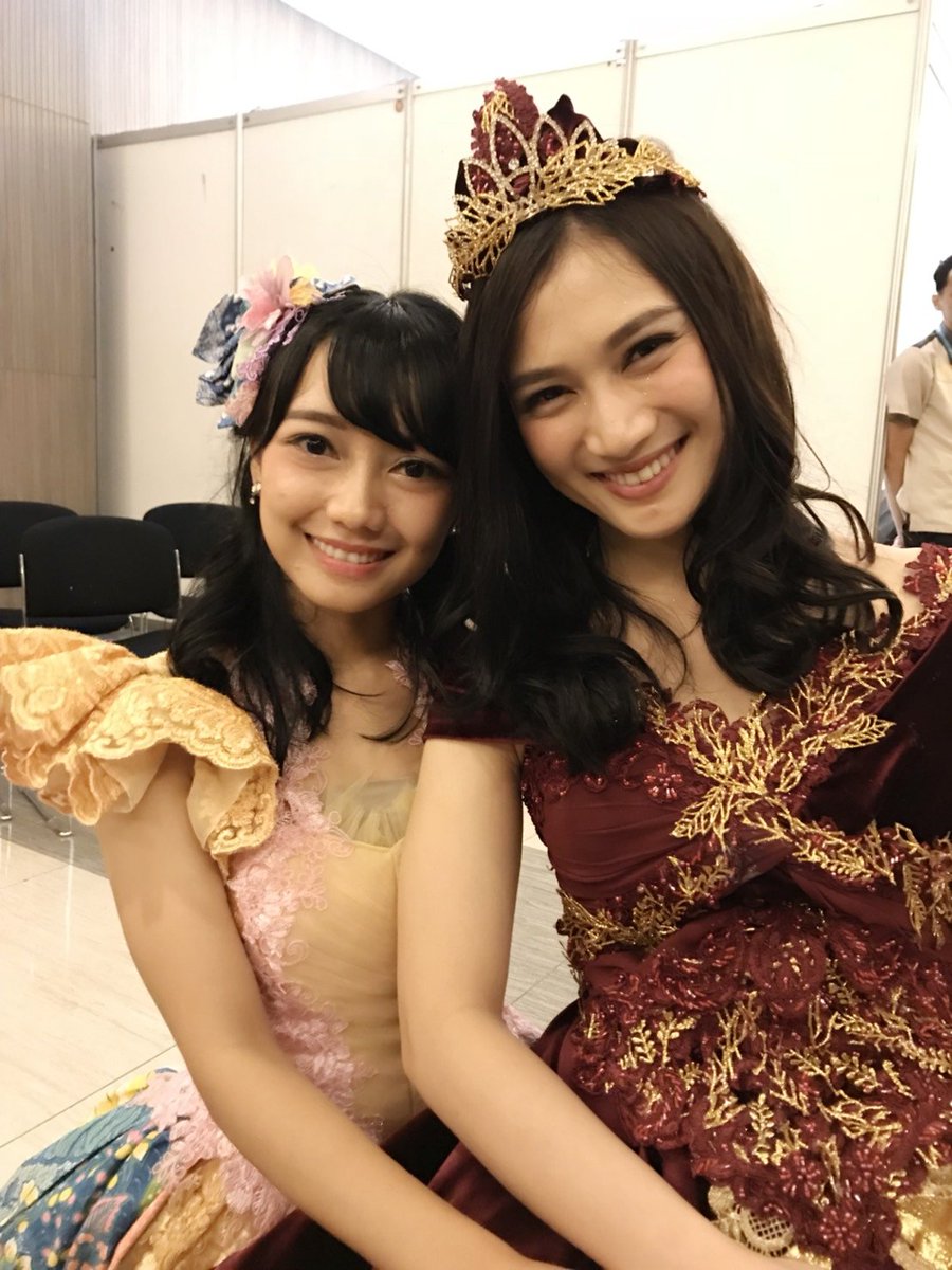 viviyonaap's tweet photo. Happy graduation kak @melodyJKT48 terimakasih untuk kerja kerasnya 🤗 https://t.co/POgX3L6Hwl