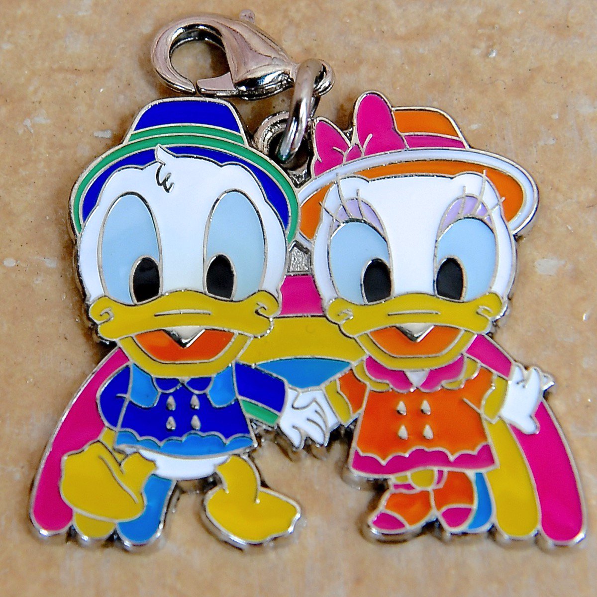 Mezzomikiのディズニーブログ Na Twitteru ファッショナブルなドナルド デイジーぬいぐるみ アブーズ バザール ディズニー イースター18 景品 雨の日限定カッパ姿のドナルド デイジーチャームも新登場 詳しくは T Co Rs6am1cnba