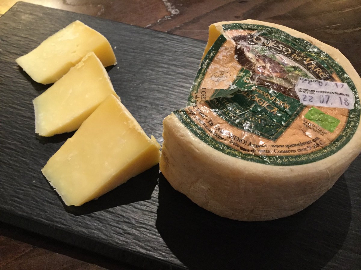 BOSCHIGNACIO's tweet photo. Hoy para el #cheesebar de quesos #Asturias de @paradores #CangasdeOnis catamos el #queso #vare #Siero de #leche #vaca #pasteurizada #ecologica cilíndrico en piezas de unos 500 gramos de pasta prensada color amarillo intenso típico de leche de vaca con pequeños ojos desiguales https://t.co/EQ6gqkBNQU