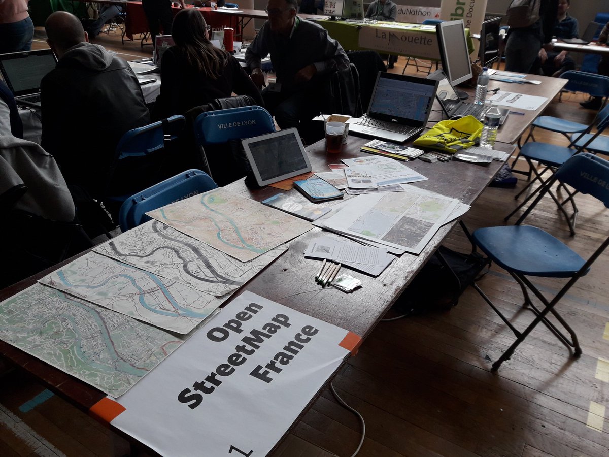 _Ecologeek's tweet photo. Stand @OSM_FR aux #JDLL2018 @jdll_lyon, à côté de @altercarto https://t.co/pJfgsG6EmT