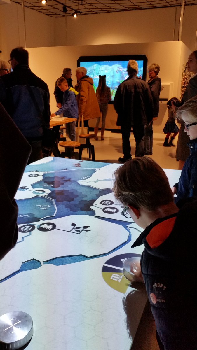 Drukte op de #Afsluitdijk het geopende #Wadden centrum is mooie combinatie van foto's , films,  kunst en nieuwe digitale technieken. Leuk voor jong en oud. Kans voor <a href="/WonderlijkWR/">Wonderlijk Wieringen</a> <a href="/BeleefWieringen/">Beleef Wieringen</a>