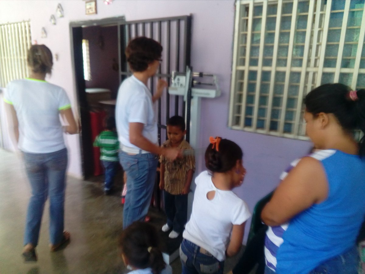 MUVLara's tweet photo. @MedicosUnidosVe  Junto a la Fundación Vida, empresarios y sociedad civil de Veragacha Edo. Lara. Dando una mano amiga a los niños con problemas de nutrición. https://t.co/oSqanQfOHK