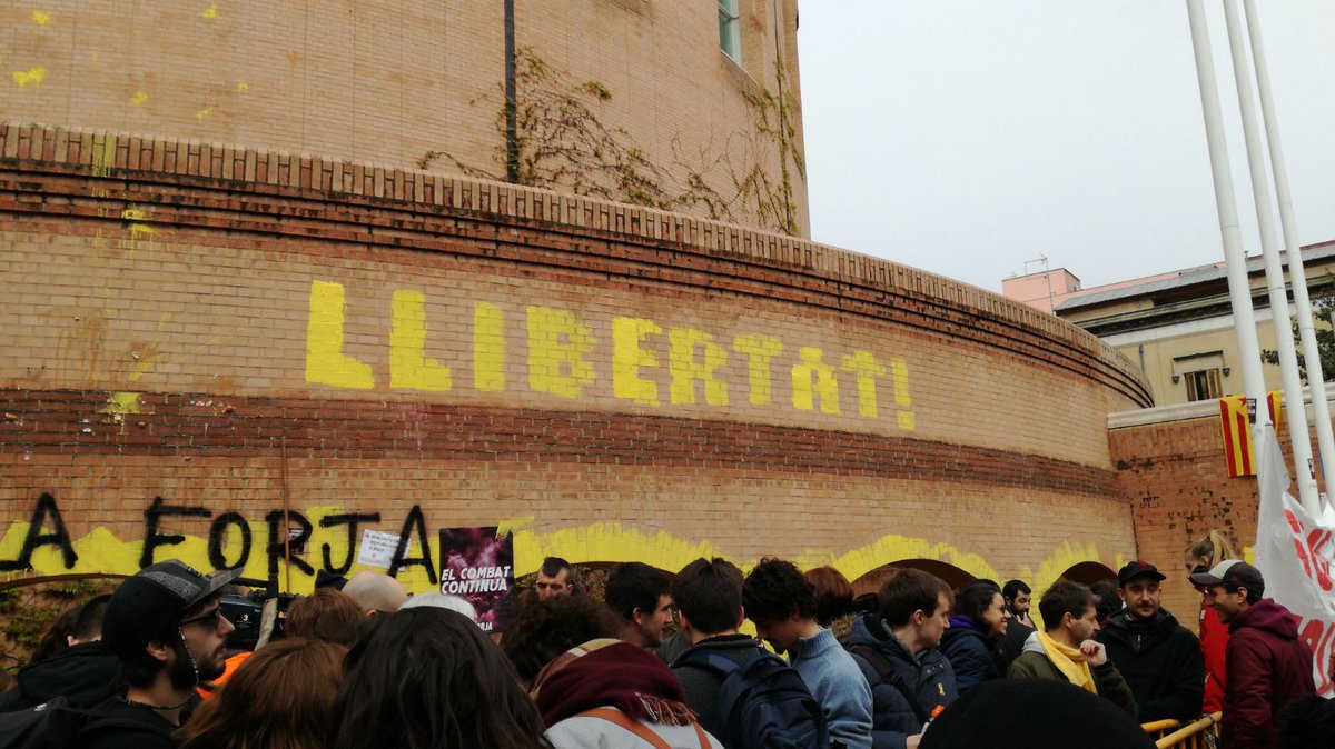 3CatInfo's tweet photo. Pinten de groc la façana de la subdelegació del govern espanyol a Girona https://t.co/vcmWE09DUA https://t.co/ZPgyhd7TS0