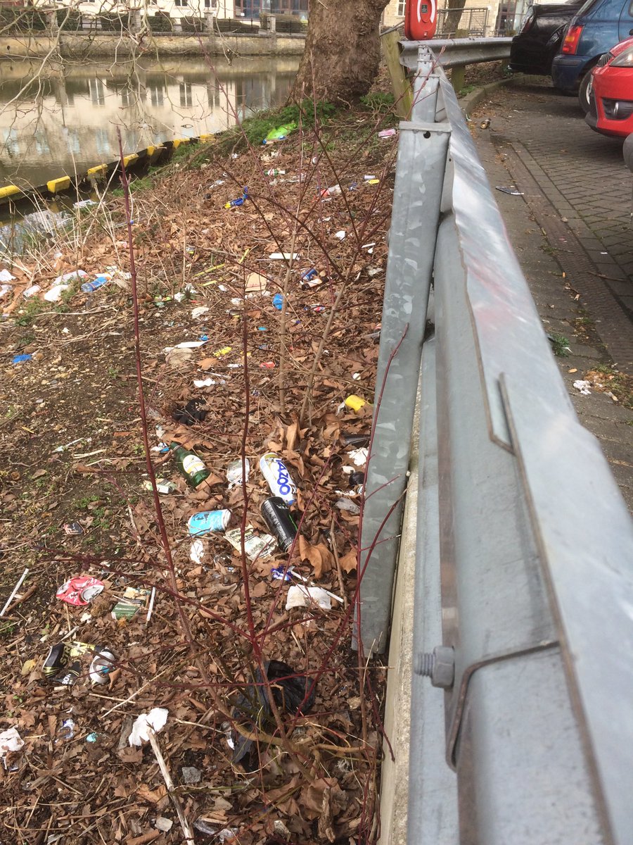 ChippenhamNow's tweet photo. #Litter including #PlasticPollution on #riverbank adjacent to @BoroughParade car park #Chippenham .
@wiltscouncil @Chippenhamtcl @ChippenhamBID @ChippenhamCEM #GBSpringClean #CleanUpWilts https://t.co/wlxOBVTUYN