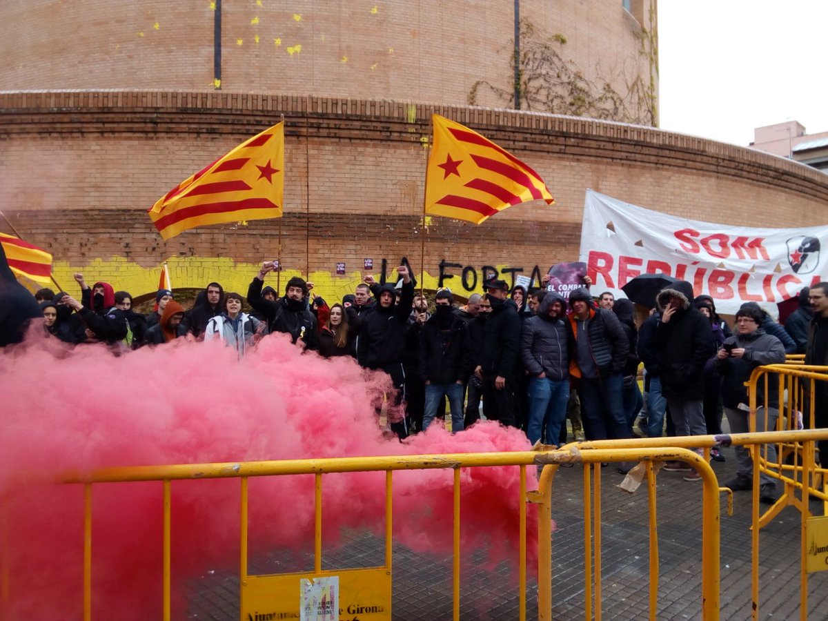 CDRGironaSalt's tweet photo. Hola dictadura, s'ha acabat el bròquil
#PrimaveraCatalana https://t.co/2kpICrGyz7
