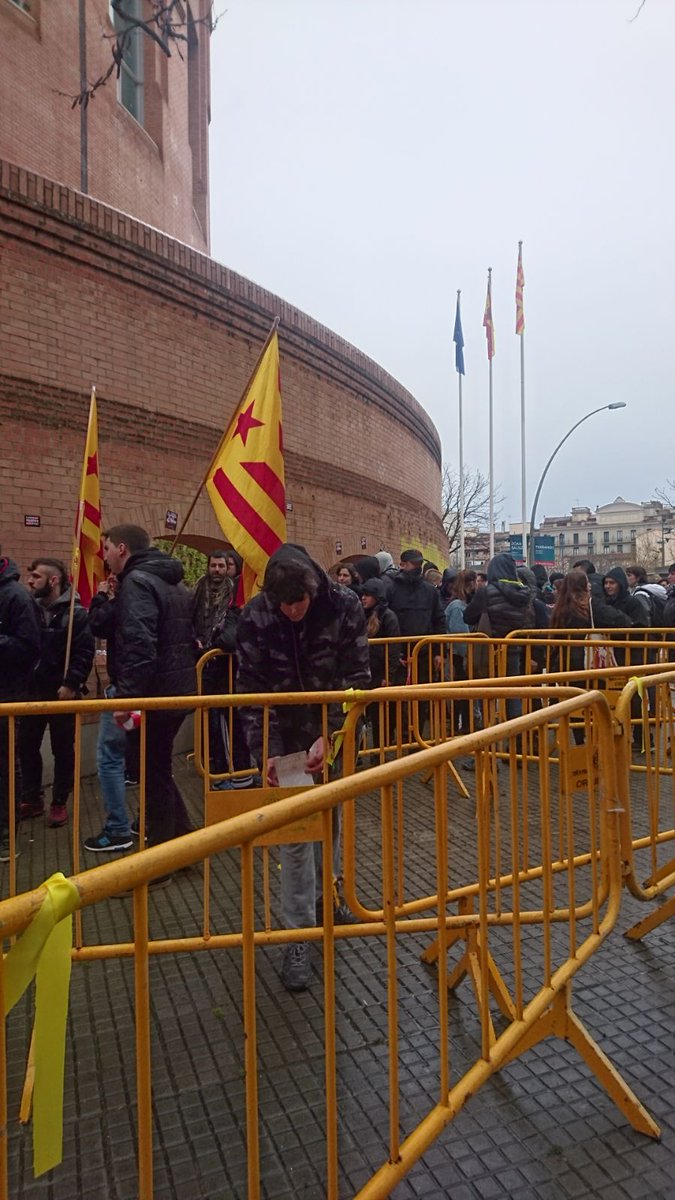 CDRGironaSalt's tweet photo. Hola dictadura, s'ha acabat el bròquil
#PrimaveraCatalana https://t.co/2kpICrGyz7