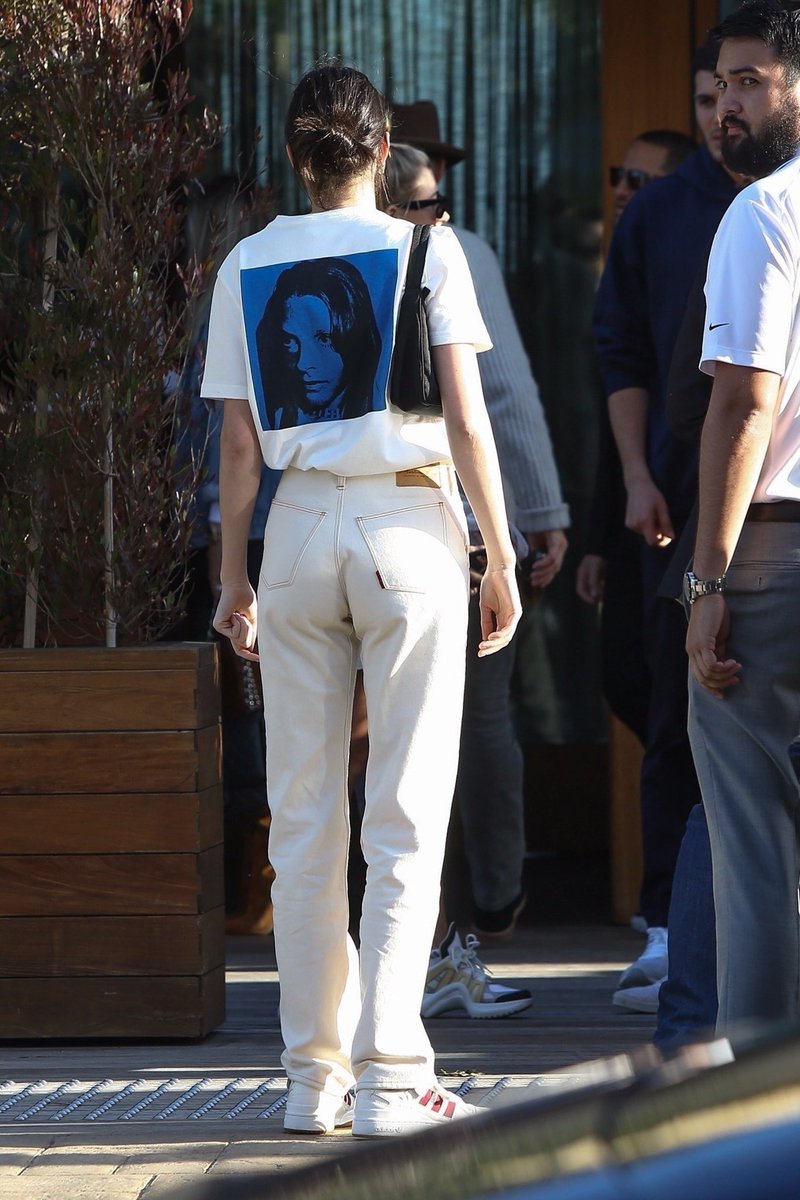 เคนดัลและเฮลี่ย์ที่ SoHo beach ในแอลเอ
วันที่ 24 มีนาคมค่ะ

มากับเฟอร์รารี่คู่ใจ 🐎