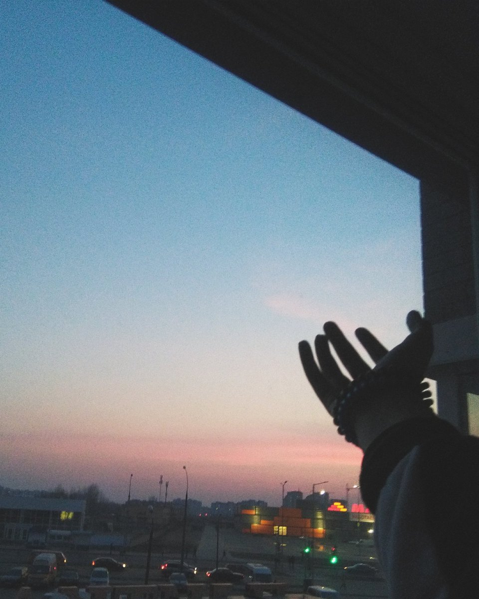 r_u_minee's tweet photo. Малиновый закат стекает по стене. https://t.co/3Rswj4svRc