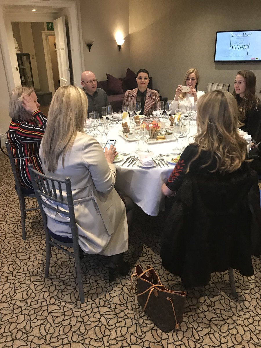heavenskincare's tweet photo. #private dining @TheMountHotelWV @WaldorfRAK #vogue heaven press dinner #prettytables https://t.co/3Hkfcn8o3Q