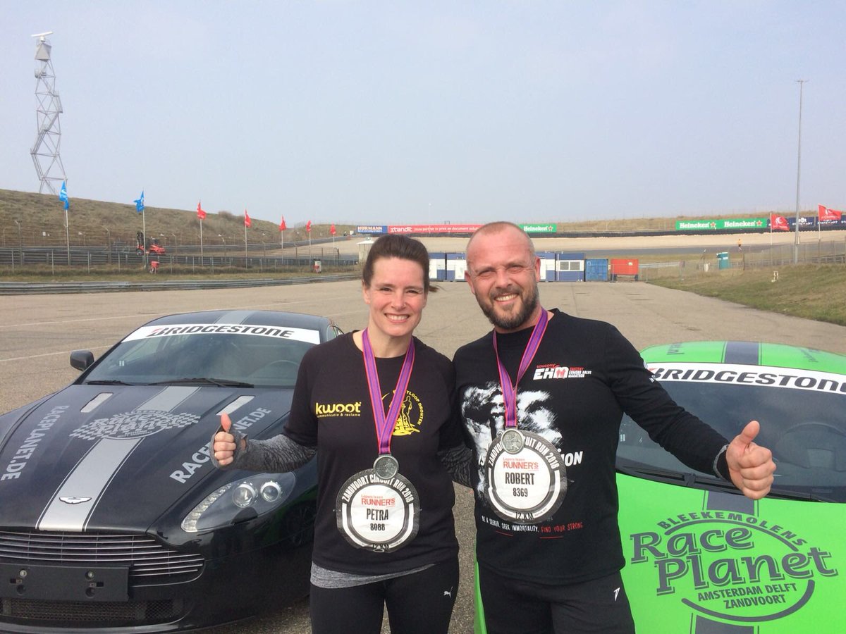 Fantastisch divers parcours @CircuitRun. Tarzan bocht - mul zand - gezelligheid in het centrum...12km genoten hè <a href="/PetraOnderwater/">Petra Onderwater</a> en weer een medaille rijker😁🤙 Dank @CircuitRun!#ZandvoortCircuitRun