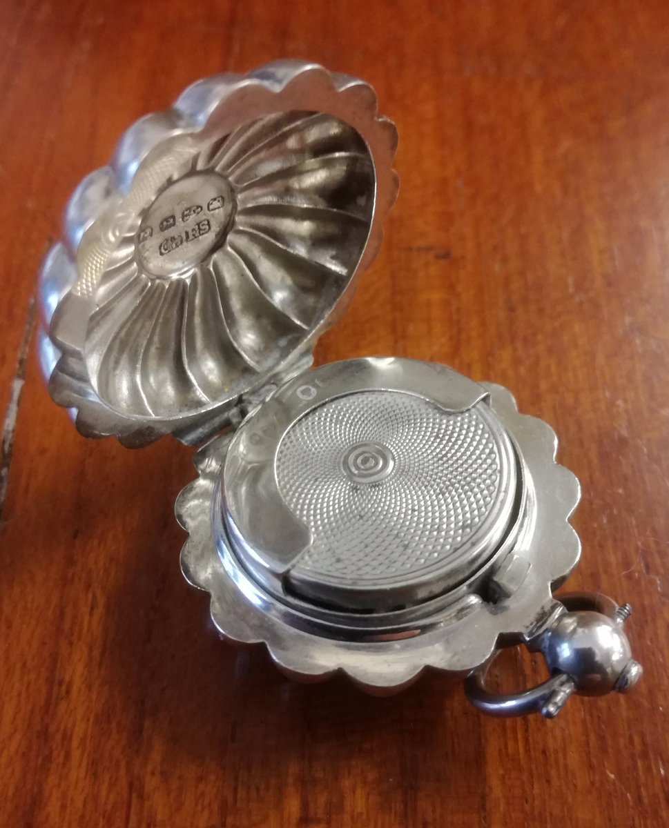 ChtSutAntiques's tweet image. Fresh stock. Victorian sterling silver sovereign case hallmarked for Chester 1888. (shockingly almost in focus for once)
