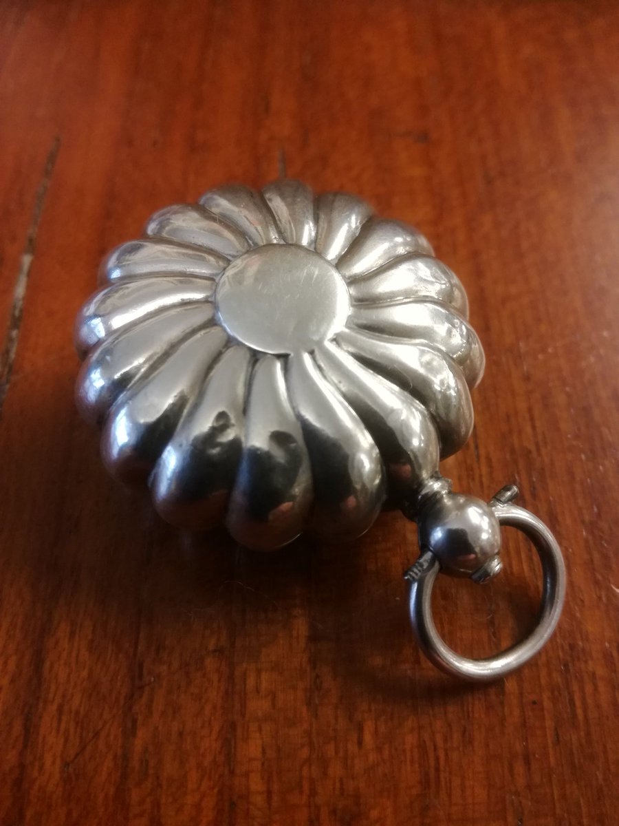 ChtSutAntiques's tweet image. Fresh stock. Victorian sterling silver sovereign case hallmarked for Chester 1888. (shockingly almost in focus for once)