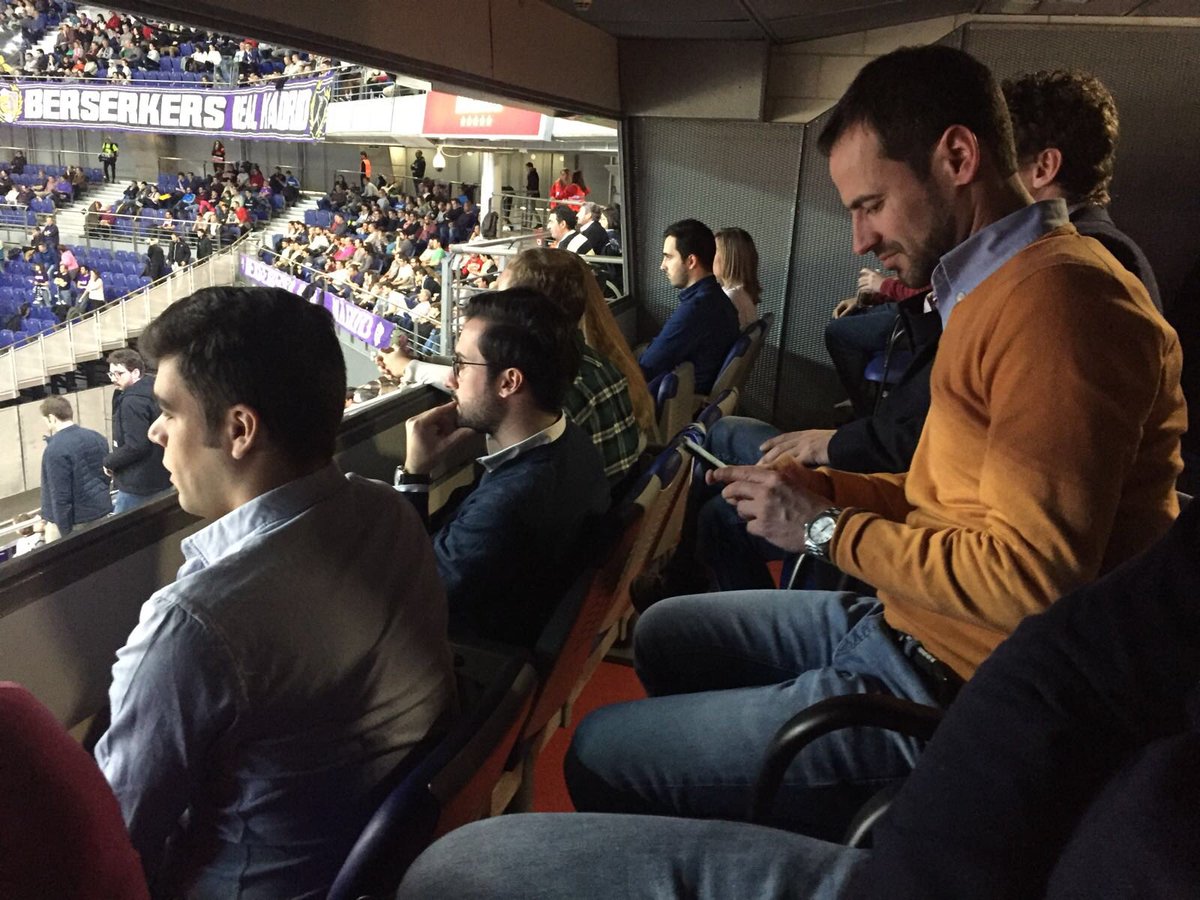 AlumniUEuropea's tweet photo. Domingo de partido entre #alumniUE viendo al @RMBaloncesto y @valenciabasket 🏀⛹🏻‍♂️ https://t.co/HKWUg5N6EW