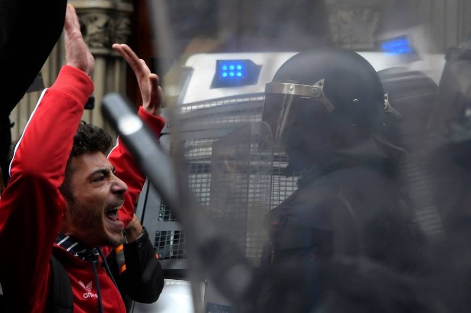 potere_alpopolo's tweet photo. #Barcellona: migliaia di persone protestano per l'arresto dell'ex presidente #Puigdemont e l'ondata repressiva che ha colpito gli indipendentisti.

https://t.co/pQFO0yLP2K

Condanniamo l'autoritarismo del governo Rajoy, che sta schiacciando qualsiasi istanza democratica! https://t.co/jTyxFBQPHk