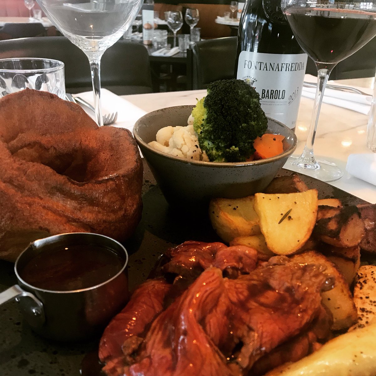 Sunday’s + Sunshine ☀️ + Walk 🚶🏾‍♂️🚶‍♀️+ Roast Beef 🥩🍖 = Barolo 🍷☑️😉🦊
#sundayfunday #sundayroast #roastbeef #redwine #barolo #sunshine #grill #woodfired #charcoal #fire #bbq #alforno #healthyfood #healthy #eathealthy #eatdifferent #fedbyfox #foxhb #halebarns
