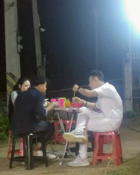 tum_roop_lor's tweet photo. #แม่เฮียบอมช้อคดาราอย่างตั้มสี่โพดำจะมานั้งทานเตี๋ยวข้างทางวันนี้เฮียบอมมีโอกาสได้ทำก๋วยเตี๋ยวให้กับ พี่ตั้มเดอะสตาร์(สี่โพดำ)ทานด้วยนะคร้าบเฮียบอมเป็นปลื้ม ยิ้มไม่หุบเลยปลื้มใจมากครับซุปตาร์ในใจทั้งแม่ทั้งลูกเลยมานั้งทานของที่เราทำไม่คิดไม่ฝันคะ
#fb.Darlene  Suebank #ตั้มวราวุธ https://t.co/WNGv1Zj1c6