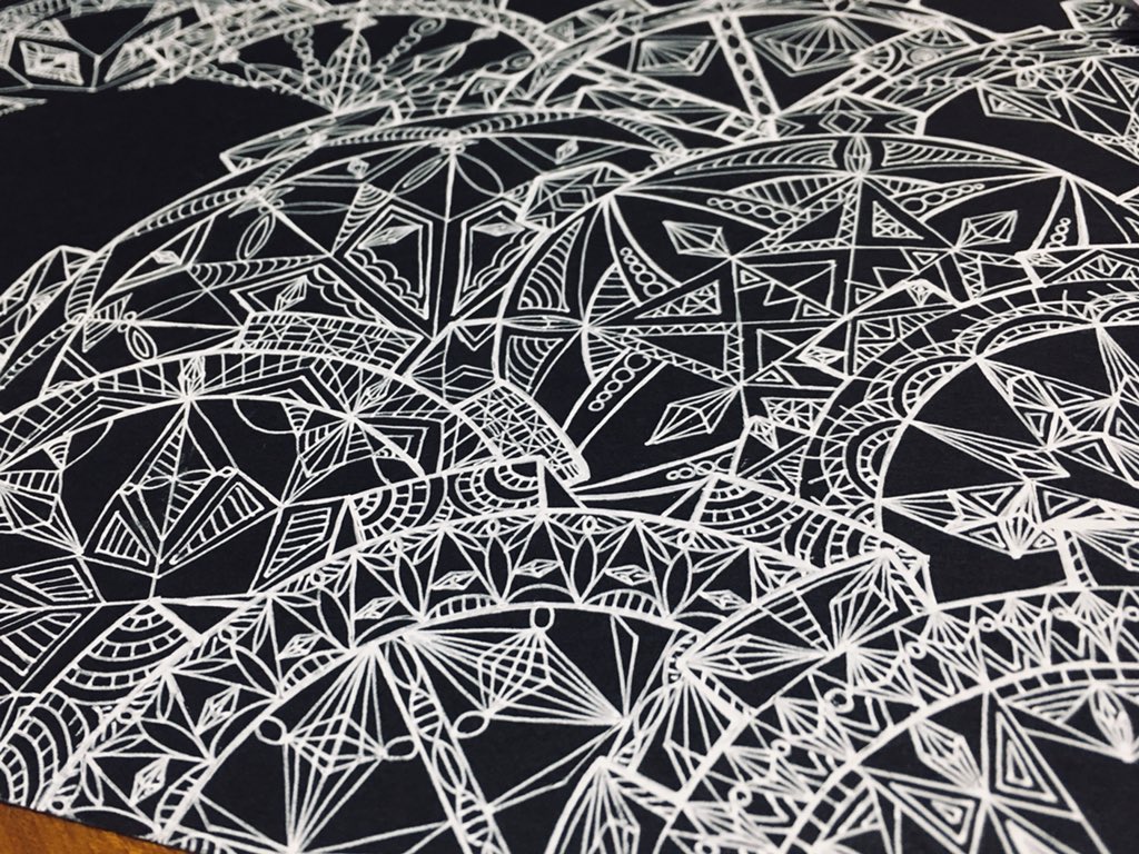 ぴー Auf Twitter 娘の 何作目なんでしょう ちょっと細か過ぎて 目の前で描かれると頭痛がしてきそうです フリーハンド 幾何学模様 ペン ペン画 絵 作品 白ペン