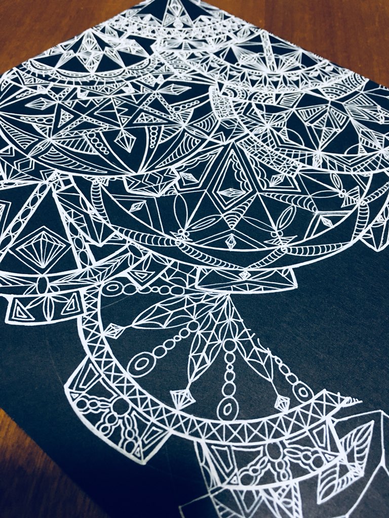 ぴー Auf Twitter 娘の 何作目なんでしょう ちょっと細か過ぎて 目の前で描かれると頭痛がしてきそうです フリーハンド 幾何学模様 ペン ペン画 絵 作品 白ペン