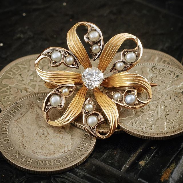 fetheray's tweet photo. ‘Victorian’ is our #fetheraysbroochbrigade theme for today, and we were spoilt for choice, but we eventually chose this beautiful late Victorian floral brooch. Easy to wear, she’s a nice size and this little flower will never fade! #bringbackthebrooch https://t.co/B6C0wLSPXE https://t.co/KARxlGLtV8