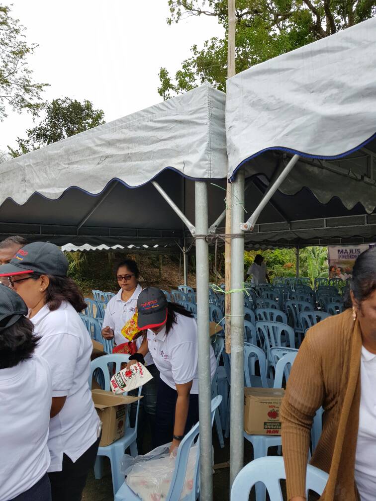 Sue99101979's tweet photo. Program anjuran myPPP Pahang bersama Tan Sri Kayveas mengambil tempat di Kampung Sg Tiang, Lembah Bertam bertujuan mengagihkan bantuan dapur turut bergotong royong memasak untuk 900 penduduk.
#P2BAM 
#myPPPSeriKuantan 
@m_kayveas @helentpg @elayppen  myPPP_HQ  @tamiltavan https://t.co/QO5luTCNP5