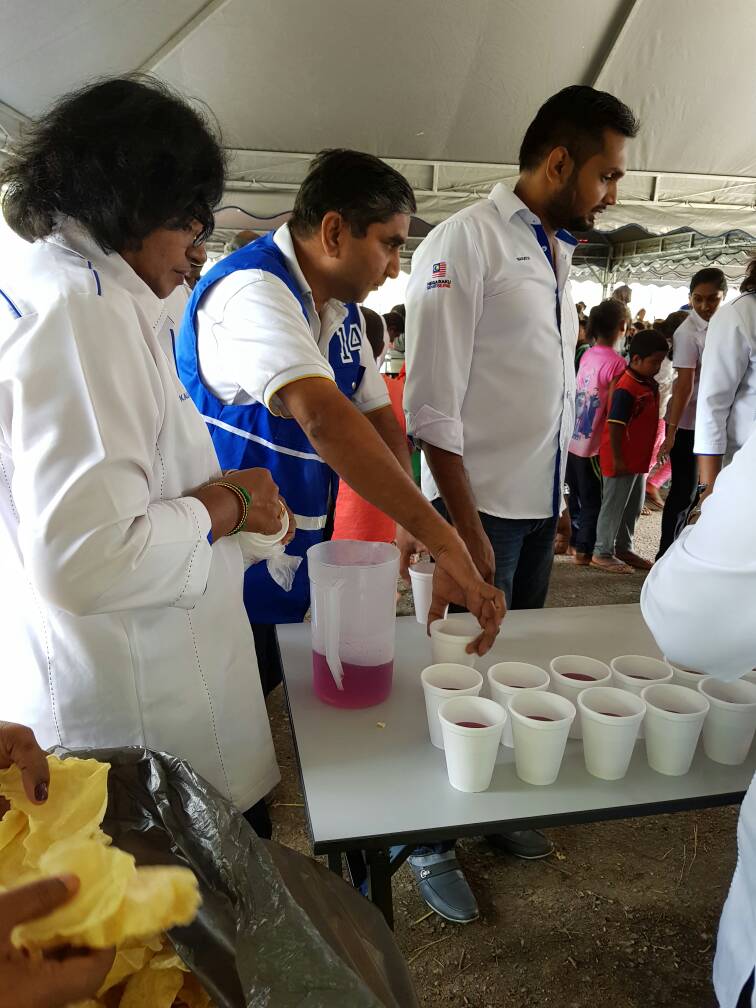 Sue99101979's tweet photo. Program anjuran myPPP Pahang bersama Tan Sri Kayveas mengambil tempat di Kampung Sg Tiang, Lembah Bertam bertujuan mengagihkan bantuan dapur turut bergotong royong memasak untuk 900 penduduk.
#P2BAM 
#myPPPSeriKuantan 
@m_kayveas @helentpg @elayppen  myPPP_HQ  @tamiltavan https://t.co/QO5luTCNP5