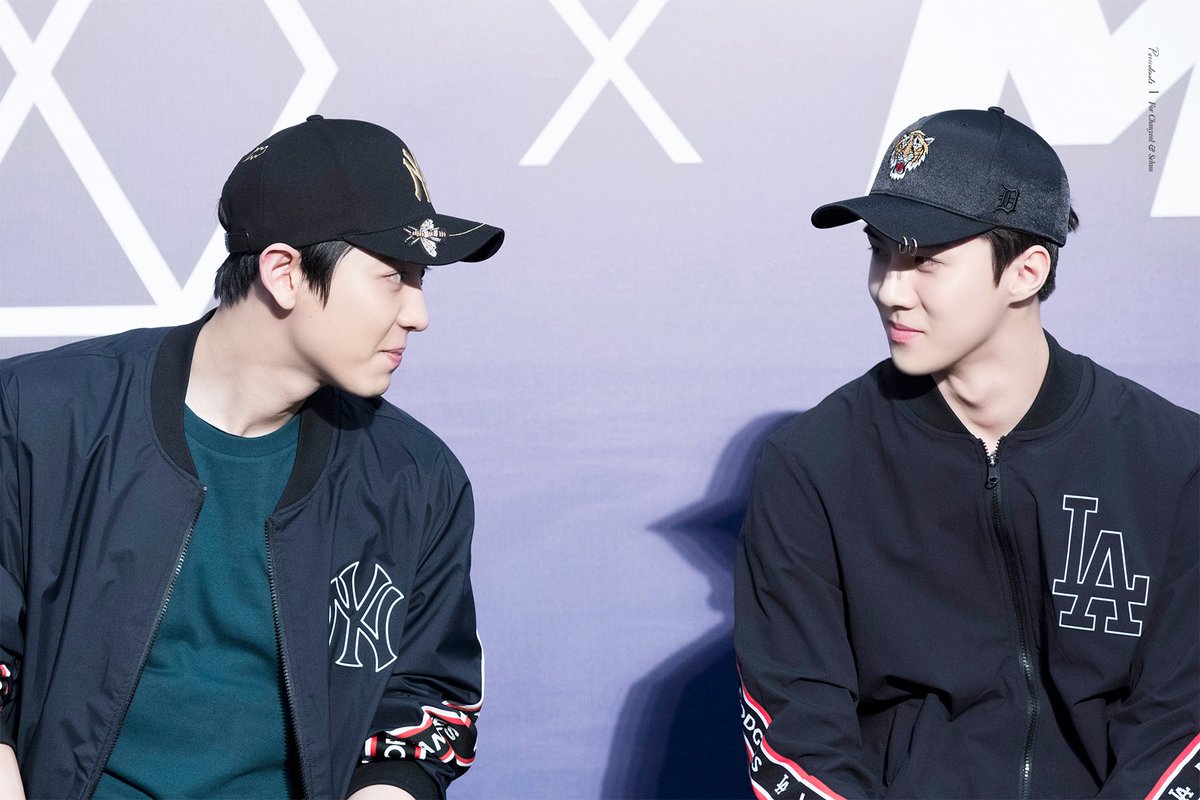 possidendi6194's tweet photo. 180323 MLB 
귓속말을 하고 있다 ㅋㅋㅋㅋㅋㅋㅋㅋㅋㅋㅋ 😆

#엑소 #EXO #찬열 #CHANYEOL #세훈 #SEHUN @weareoneEXO https://t.co/WnXyd5Zcwz