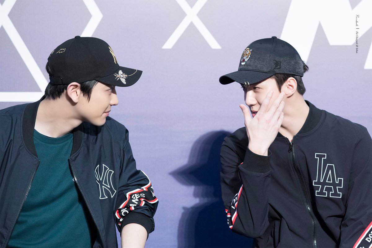 possidendi6194's tweet photo. 180323 MLB 
귓속말을 하고 있다 ㅋㅋㅋㅋㅋㅋㅋㅋㅋㅋㅋ 😆

#엑소 #EXO #찬열 #CHANYEOL #세훈 #SEHUN @weareoneEXO https://t.co/WnXyd5Zcwz