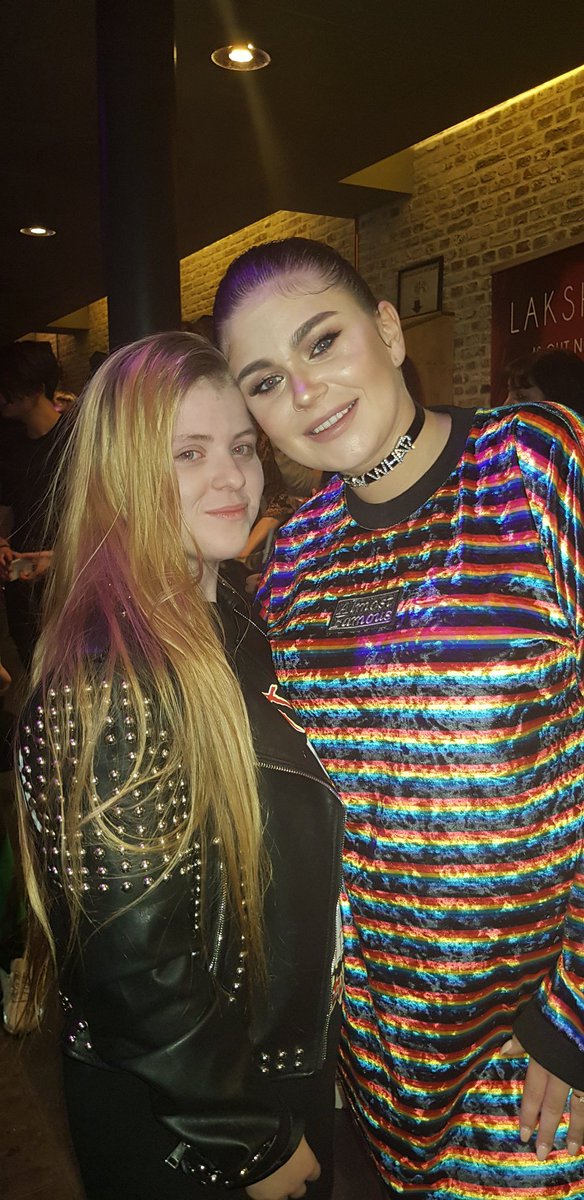 michellesmit30's tweet image. Heey @RoxeanneHazes  even een vraagje.   Ik ga zaterdag een  diamond painting bestellen met een foto van ons  welke zal ik nemen ?