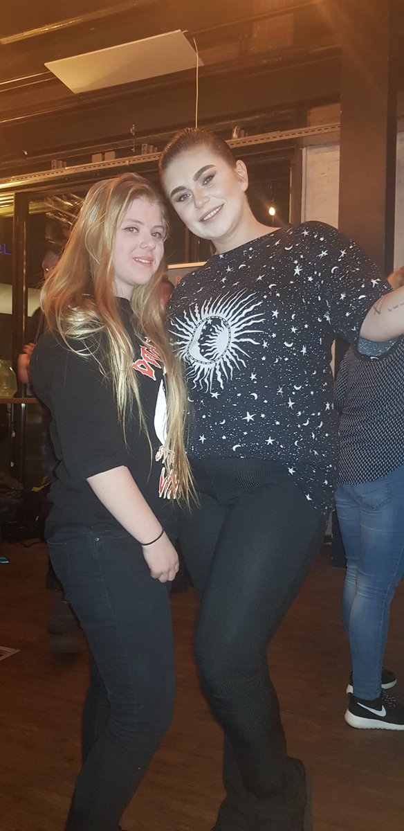 michellesmit30's tweet image. Heey @RoxeanneHazes  even een vraagje.   Ik ga zaterdag een  diamond painting bestellen met een foto van ons  welke zal ik nemen ?