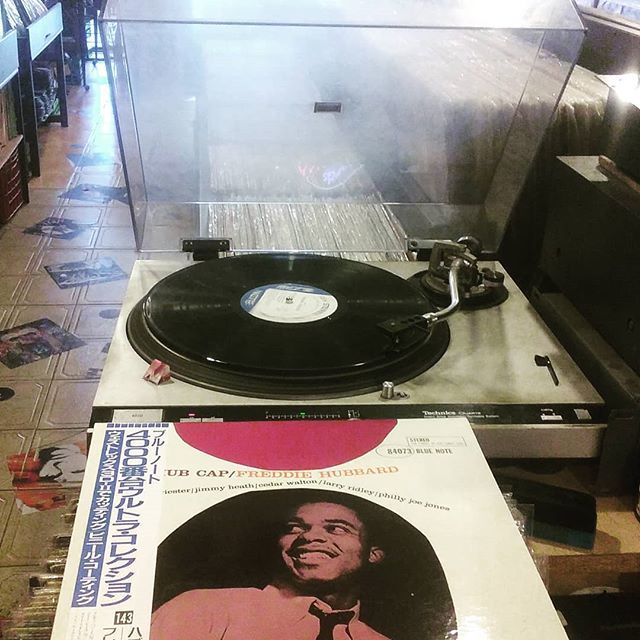eurekarecords's tweet photo. Buen dia! Hoy #Domingo en #EurekaRecords te esperamos hasta las 19hs. .
.
.
.
.
.

Siempre girando magias negras
. .
.
Por supuesto!
.
.
.
.
. #Wax #Vinilo #Vinyl #DiscoesCultura #Jazz #Technics #FreddieHubbard #HubCap #BlueNote #Disqueria #RecordStore #… https://t.co/5YqfUXy9JE https://t.co/SYtydne4G7