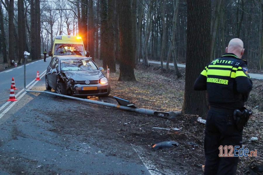 🚨 Automobilist op de Wesselseweg botst tegen boom en lantaarnpaal 112.press/QMKLpB https://t.co/OBl68iMRxc
