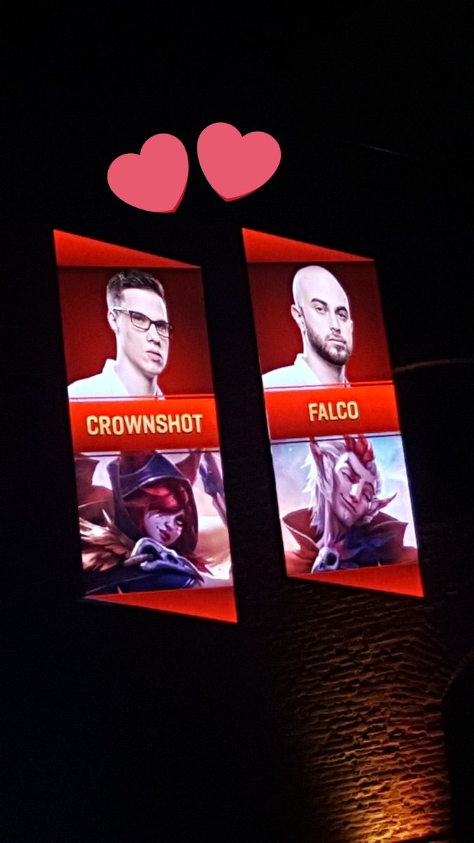 AlexOrtegaCt's tweet photo. El verdadero bromance de #SuperligaOrangeLoLFinal @Falco_lol @CrownshotLoL kisscam plz https://t.co/aTh6qhqLto