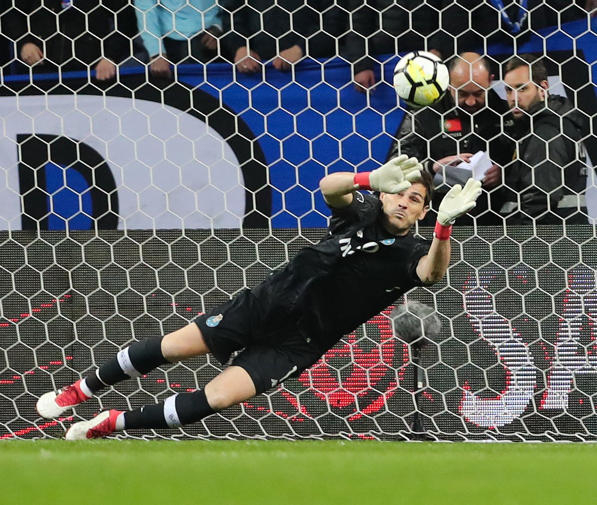FCPorto's tweet photo. 💪⚽ @IkerCasillas  🔵⚪

#FCPorto https://t.co/gFAVjgXgbl
