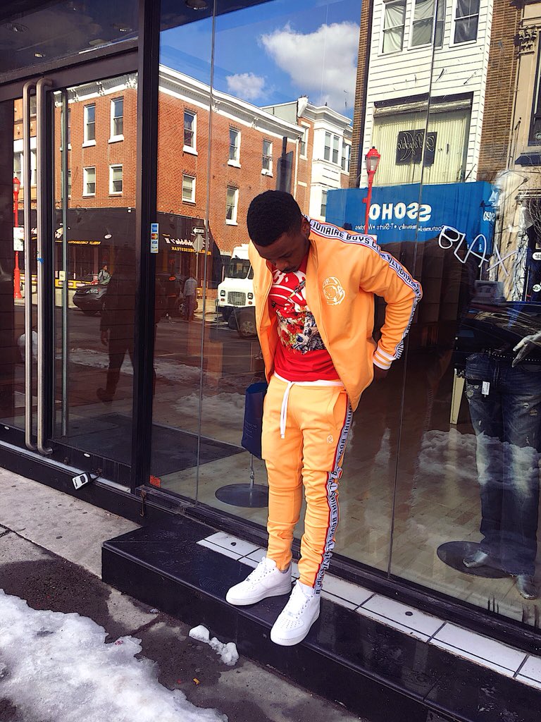 17shots__'s tweet photo. They hoes like niggas that spend money not talk about it 🤐💰 https://t.co/2W3wGbo0Xd
