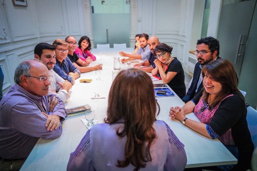 Diputados del Frente Amplio viajan a Argentina para reunirse con Cristina Kirchner y acordar una estrategia política conjunta. 

¿Habrán aprovechado de preguntarle por sus colaboradores presos? ¿Por las 30 viviendas que no declaró? ¿Por su astronómica e inexplicable fortuna?