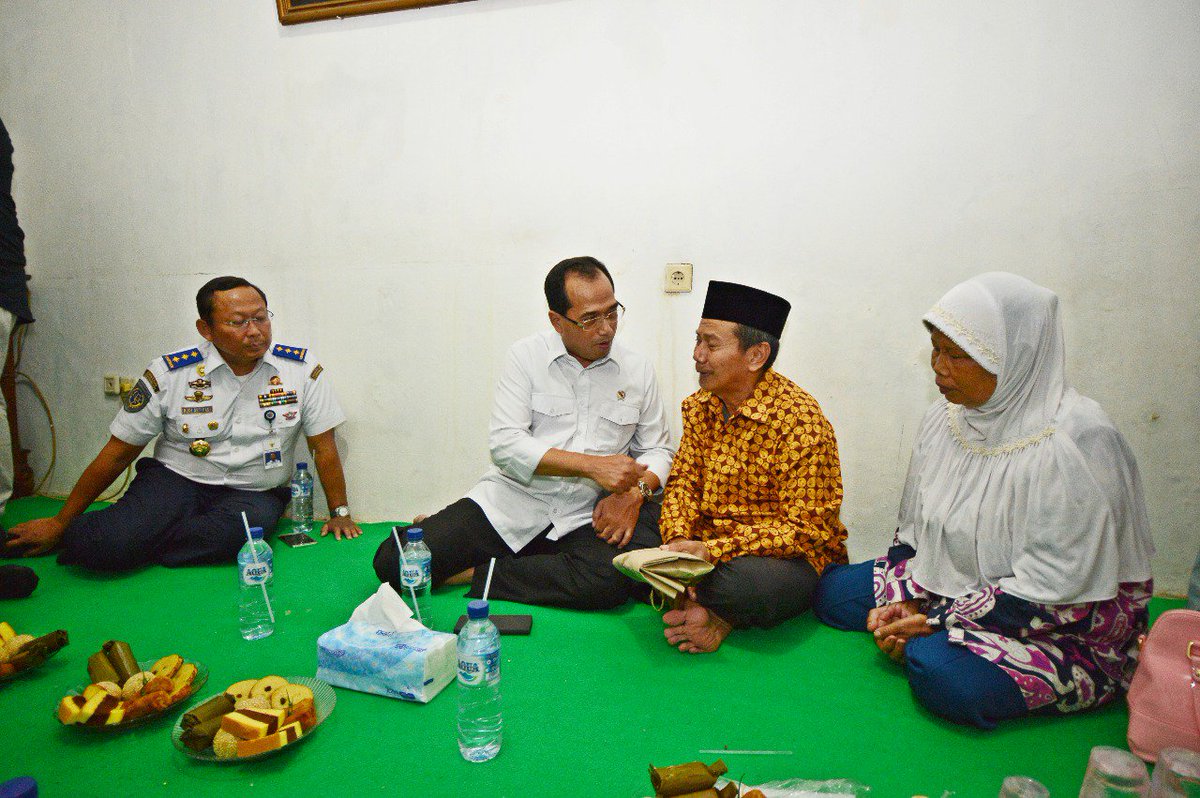 BudiKaryaS's tweet photo. 2. Perlu jg dilakukan investigasi terkait banyak kejadian kendaraan pengemudi aplikasi tdk sesuai di aplikasi &amp; sangat merugikan penumpang. Pemerintah akan terus bekerja utk meningkatkan keselamatan &amp; keamanan transportasi online salah satunya dgn PM No. 108 Thn 2017. -BKS https://t.co/dELQdt9OH8