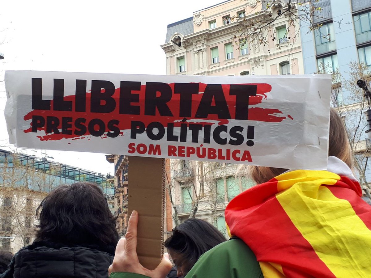 catalangate's tweet photo. El passeig de Gràcia de Barcelona es comença a omplir per demanar Europa i Alemanya que no lliurin el president #Puigdemont a un judici polític a l’Estat espanyol https://t.co/vVe2eFk54t