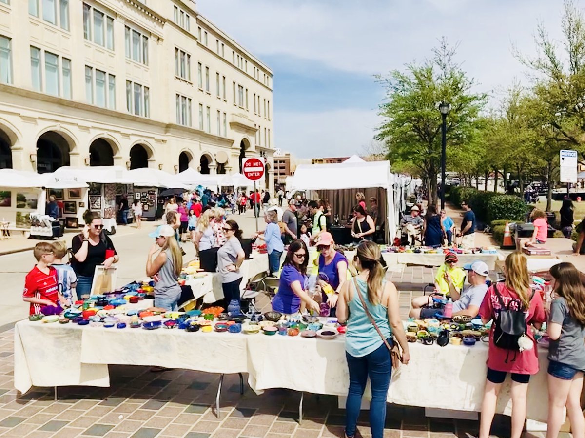 FriscoSquare's tweet photo. #SundayFunday! Join us for @ArtsInTheSquare 11a-6p today! Over 120 of some of the best #local and #regional #artists selling their handmade creations. Let us know some of your favorite finds! https://t.co/Ya5JWDqQZd