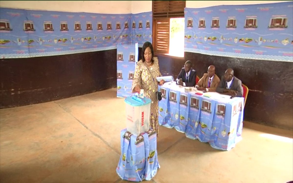 AFRICA24TV's tweet photo. #Cameroun, Ambiance aux bureaux de vote de l’école publique de Bastos à Yaoundé. Les grands électeurs du département du Mfoundi, comme dans le reste du pays votent depuis ce matin. #Senatoriales2018 #Africa24 https://t.co/gvJeLWYI9T