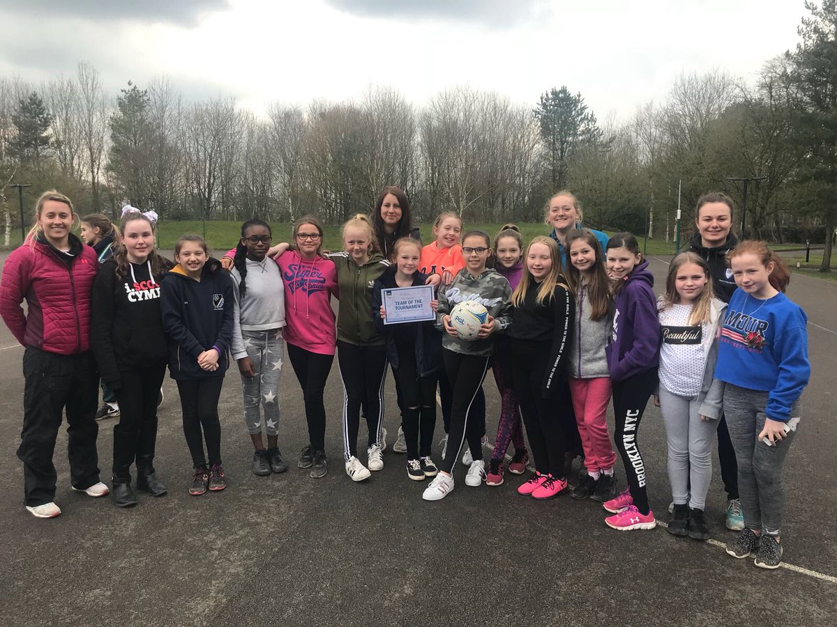 stteilos_PE's tweet image. Amazing to be recognised and awarded the ‘Umpires Team of the Tournament’ for their amazing spirit and perseverance. Many thanks to @KarynLBailey for presenting the award #PGL #NetballWeekend #TeamTeilo