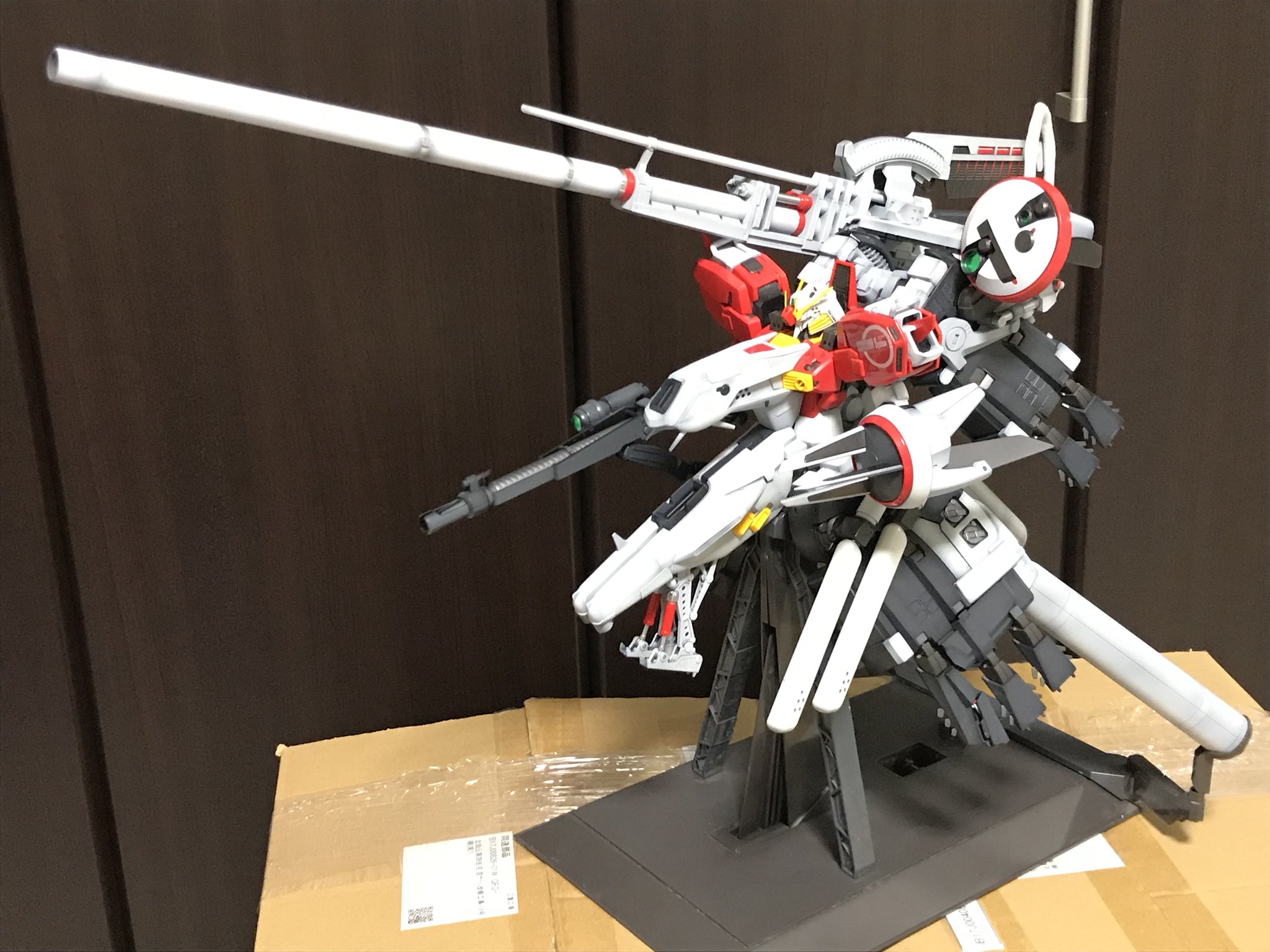 としおか ひまわり会 バンダイ Mg ディープストライカー 塗装が終わったので一旦仮組み 色がチグハグになっていないかチェック 白は単調にならないように316 338 クールホワイト 調色した白を使い分けていますがあまり違いが分かりません 後は