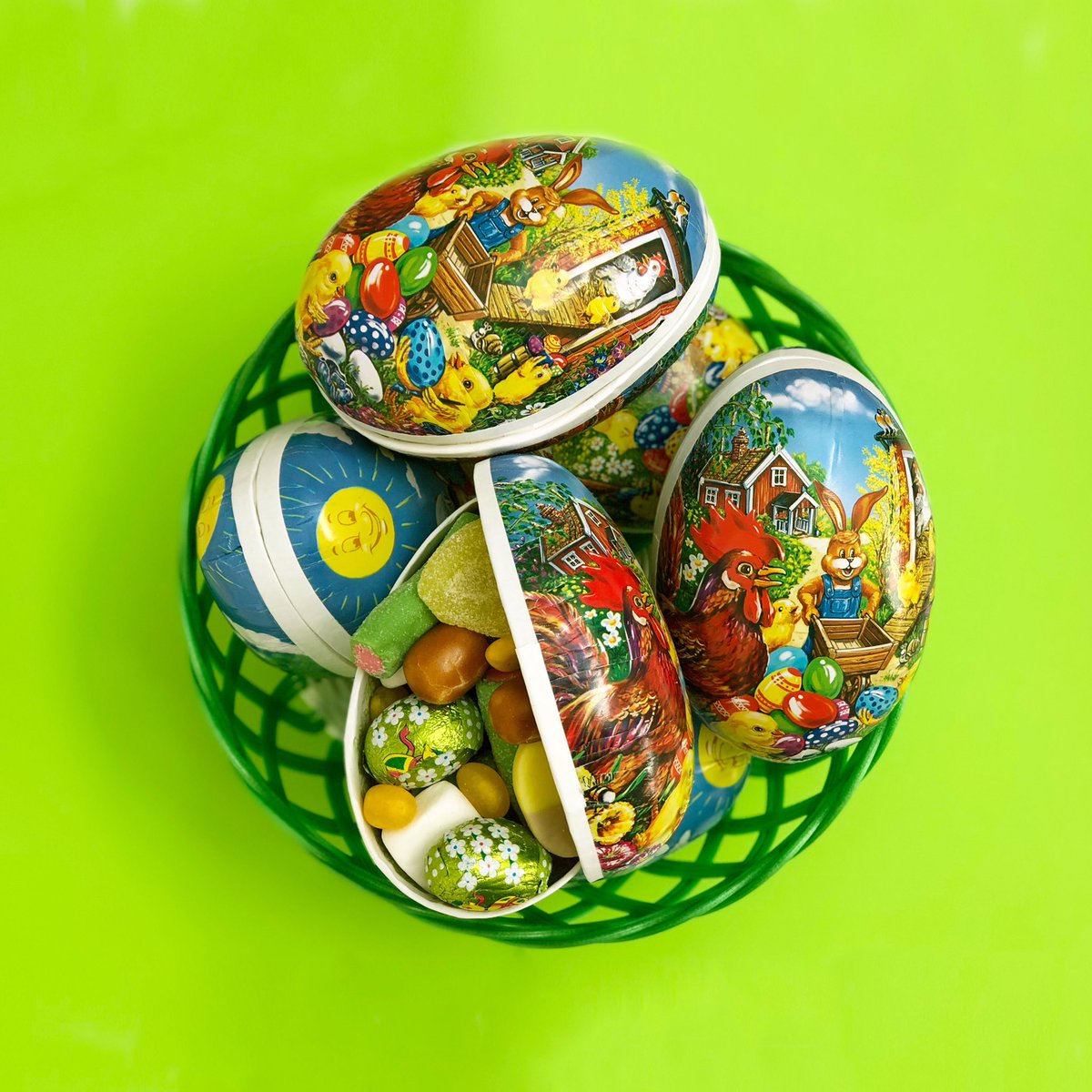 We're very excited for #easter 🐥 Fill a #påskägg with us in store or online at sockerbit.com 🐓💜🐇 #gladpåsk